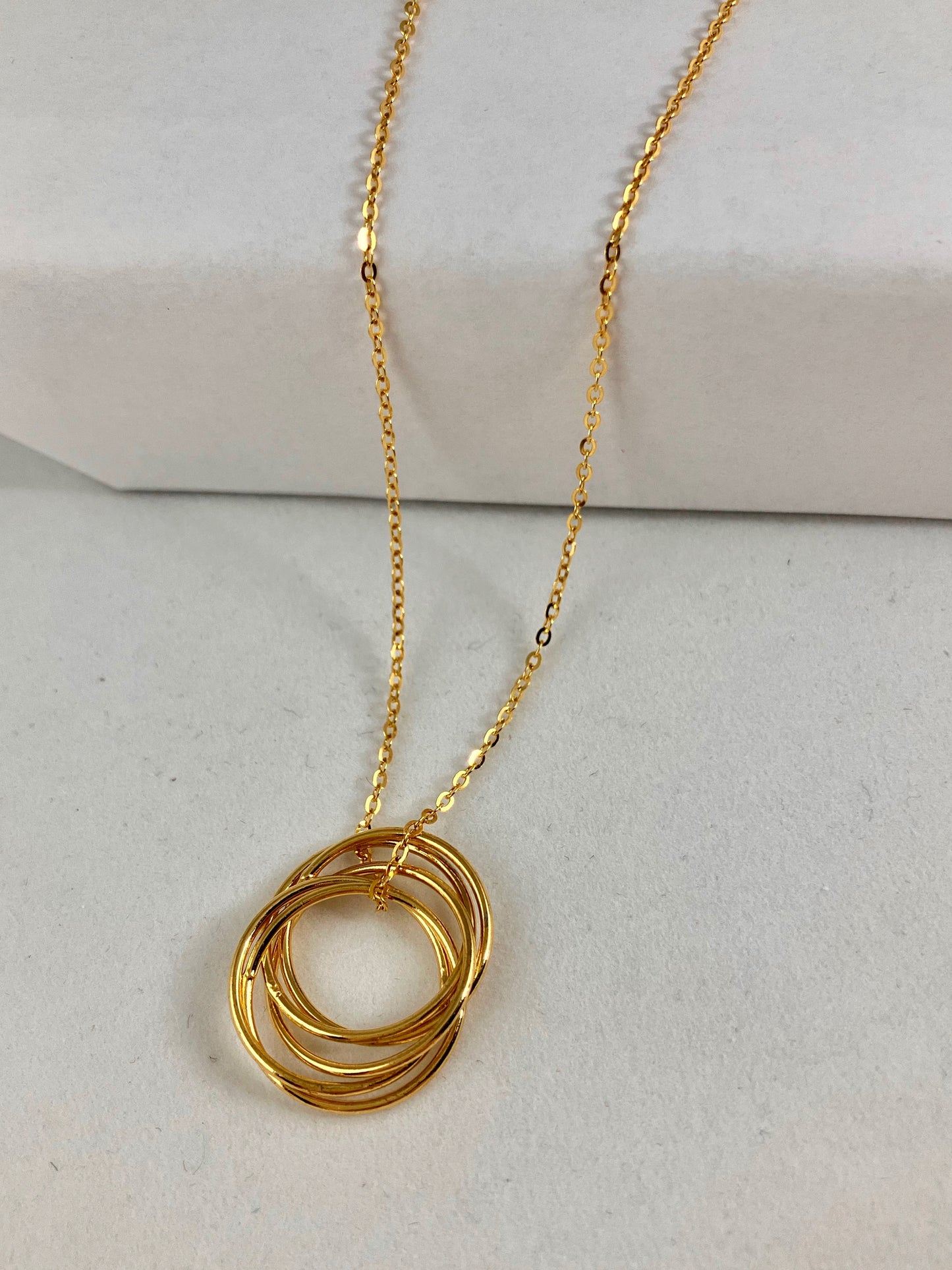 Infinite Glamour - Interlocked Circles Necklace