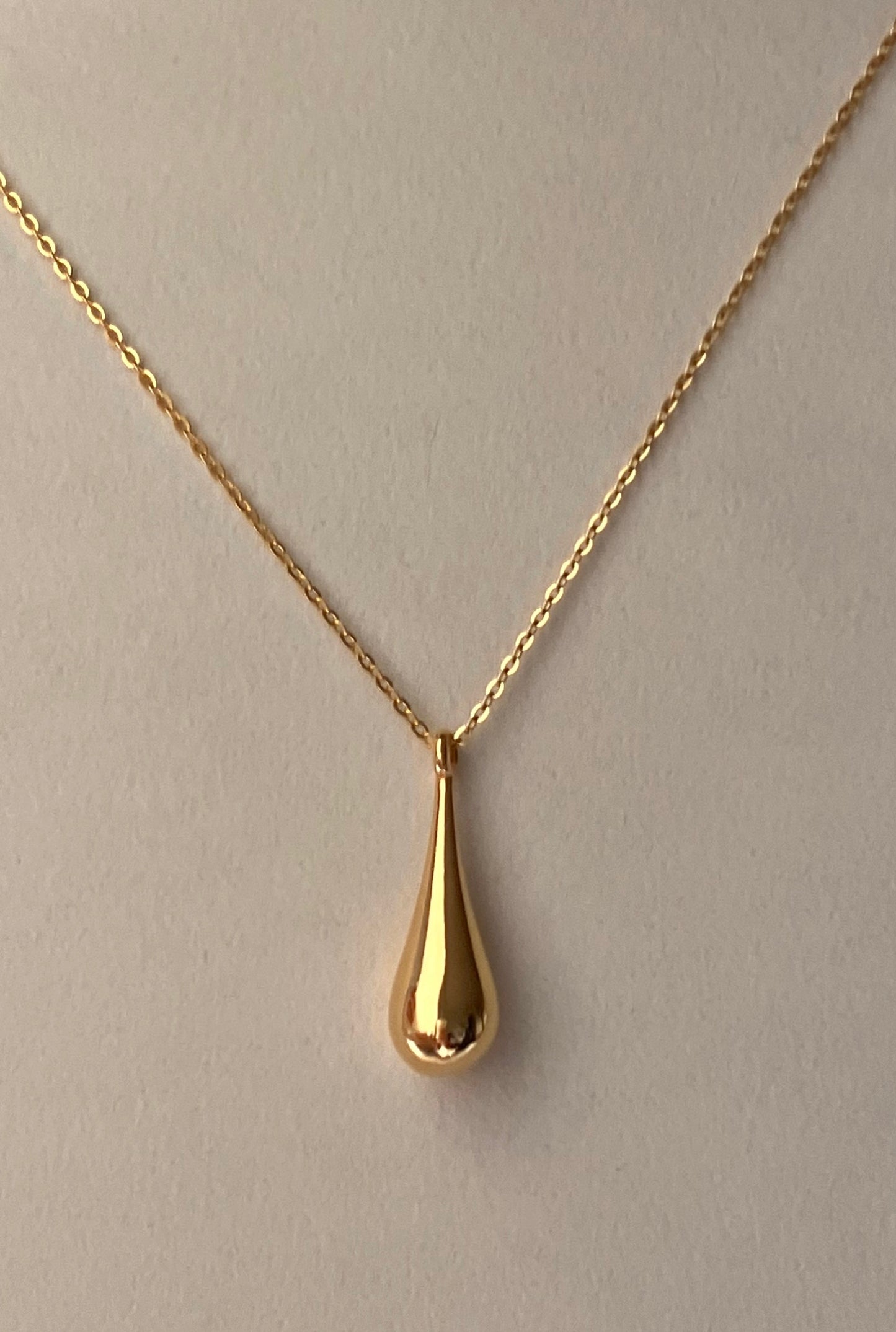 Evening Queen - Golden Teardrop Necklace